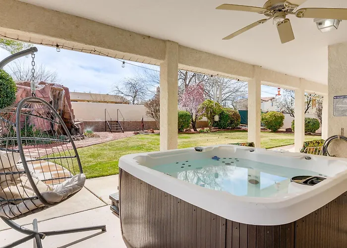 3 Mi To Powell: W/ Hot Tub & Waterfall Сasa de vacaciones