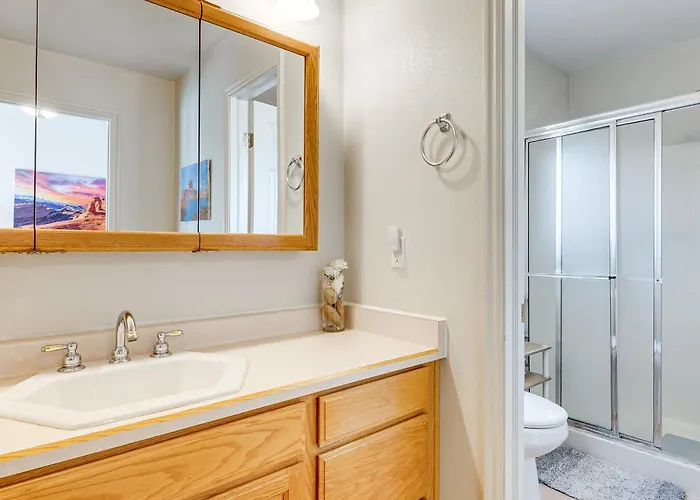 Сasa de vacaciones 3 Mi To Powell: W/ Hot Tub & Waterfall Page
